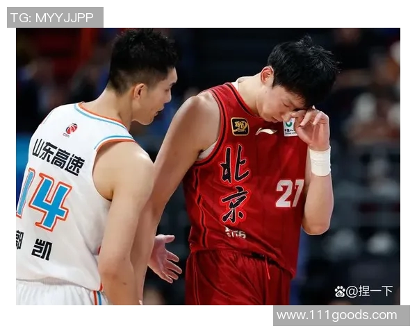 周琦在CBA比赛中发挥出色，被赞为最有潜力球员之一